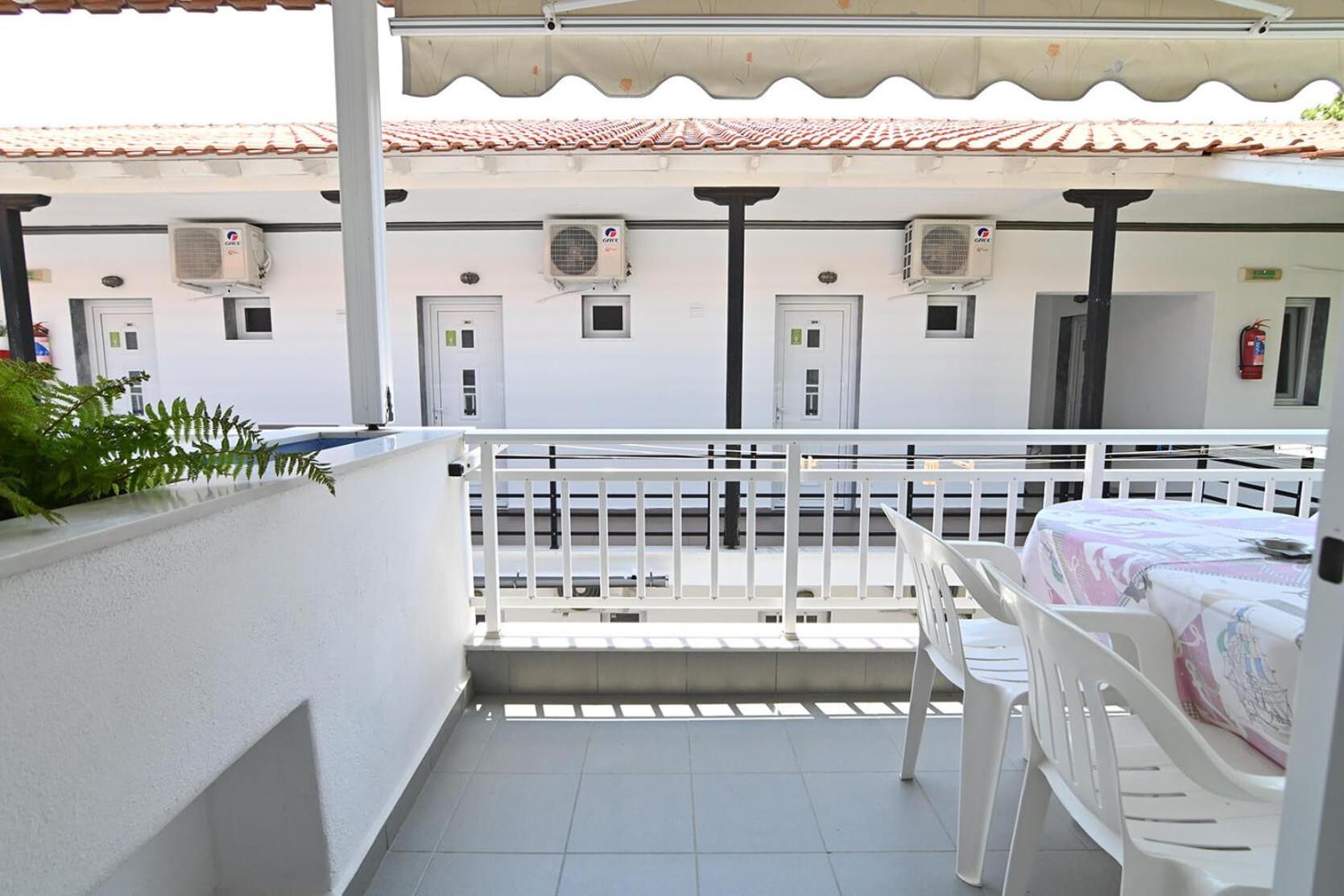 Armiriki Rooms Vrasná Esterno foto